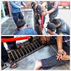 Tim Rescue Damkar Palangka Raya Evakuasi Warga yang Kakinya Terjepit Besi Penutup Saluran Air