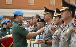 Paspampres Beri Brevet Kehormatan Setia Waspada kepada Kapolres Bogor dan Jajaran