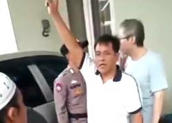 Pria di Bandung Maki Kurir Sambil Berucap Rendahkan Agama dan Kitab Suci, Nyaris Diamuk Massa