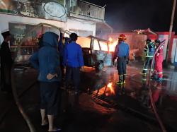 Damkar Maros Kerahkan 6 Armada Padamkan Kebakaran 'Pete-pete' di Area SPBU Kariango