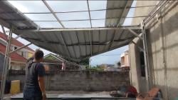 Angin Puting Beliung Terjang Cilegon! Atap Rumah Terbang, Pohon Tumbang Tutupi Jalan