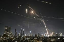 Iran Luncurkan 100 Rudal ke Tel Aviv, Puluhan Korban Luka-Luka dalam Serangan Balasan