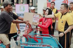 Kapolres Jombang dan Istri Bagi-bagi Sembako Bikin Kaget Abang Becak, Begini Reaksi Mereka