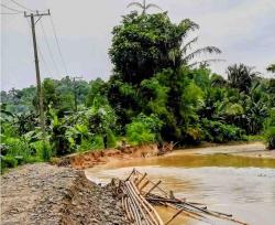 Warga Cemas, Jalan Penghubung Dusun di Papalang Mamuju Amblas Terkikis Sungai