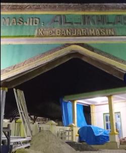  Raden Adipati Surya Beri Bantuan Pembangunan Renovasi Masjid Al-Ikhlas Kampung Banjar Masin