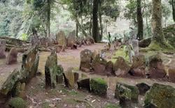 Petualangan Mistis di Lereng Gunung Baud, Menelusuri Jejak Pemakaman Kuno Batulawang yang Menawan