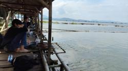 Sensasi Tarikan Nila dari Atas Rakit: Surga Mancing Tersembunyi di Jangari Cianjur