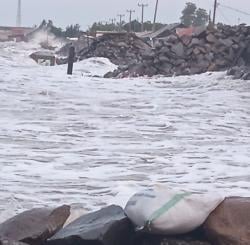 Puting Beliung dan Banjir Rob Terjang Pesisir Utara Karawang, Puluhan Warung Rusak
