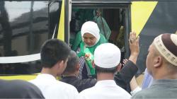 Kepulangan 441 Jemaah Haji Kloter 5 Asal Garut Disambut Haru, Tiga Lansia Dirawat