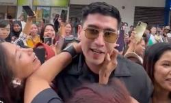 Viral, Artis Varrel Bramasta Dicipok Ibu-Ibu Mabuk yang Gemes Melihat Ketampanannya di Singapura