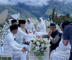 Viral, Pasangan Pengantin Ini  Gelar Prosesi Akad Nikah Berlatar Gunung Kinabalu