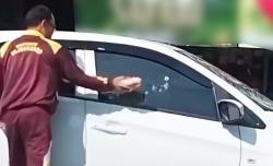 Viral Suami Rusak Mobil Istri Pakai Batu di Depan Umum, Diduga Emosi Masalah Rumah Tangga! 