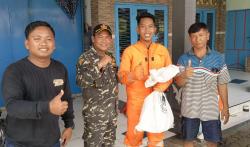 Sarang Tawon Vespa Gegerkan Warga Taman, Damkar Krian Lakukan Evakuasi Dramatis