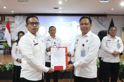 Kakanwil Kemenkum Sulteng Serahkan SK CPNS: 13 ASN Mengabdi dengan Integritas dan Profesionalisme