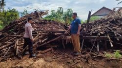 Rumah Nenek di Adiluwih Ambruk, Aparat dan Warga Tinjau Lokasi