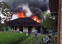 Diduga Konlseting Listrik, Rumah Warga di Madiun Terbakar