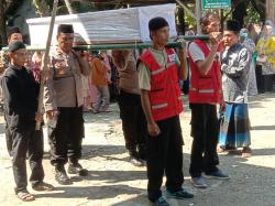 Polisi Bantu Proses Pemakaman Jenazah TKI Asal Buluspesantren