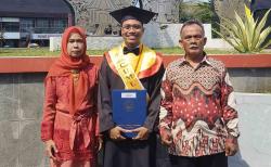 Ketika Mimpi Tak Mengenal Jurusan, Kisah Dhafa dari SMK Jadi Sarjana Hukum Terbaik