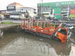 Kecelakaan Tunggal di Jombang, Truk Bermuatan Ayam Terjun ke Sungai, Begini Penampakannya