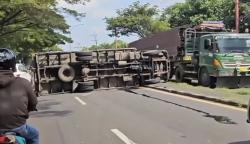 Truk Box Terguling di Jalur Pantura Lamongan, Ban Meletus Jadi Penyebab