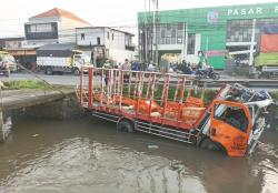Truk Bermuatan Ayam Terjun ke Sungai di Jombang, Diduga Sopir Hilang Kendali, Begini Penampakannya