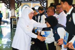 Gubernur Khofifah Salurkan Bantuan Rp6,37 Miliar di Pamekasan, Dorong Penguatan Ekonomi Desa