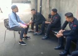 Detik detik Oknum Brimob Gembok dan Tongkrongi Rumah Hayono Isman Mantan Menpora Era Soeharto
