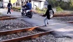 Viral! Aksi Saling Lempar Batu di Perlintasan Kereta Terekam CCTV, Nyaris Bahayakan Nyawa