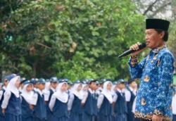 Pimpin Apel Pagi di SMPN 4, Wali Kota Cirebon Tanamkan Semangat Disiplin dan Cinta Tanah Air