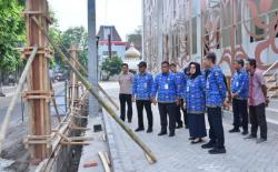 Target Sebelum Oktober Kelar, Bupati Sukoharjo Cek Pembangunan Pagar dan Taman Gedung Budi Sasono