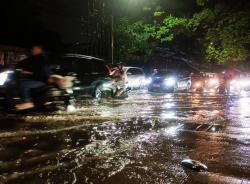 Banjir Rendam Jalan Imam Bonjol Tangerang Usai Diguyur Hujan Deras