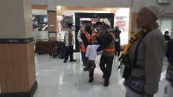 Petugas Lansia PPIH Embarkasi Solo Gendong Jemaah Haji yang Kelelahan
