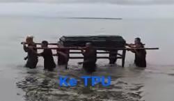 Viral, Warga Terpaksa Tandu Mayat Lewati Laut ke Pemakaman Umum karena Akses Jalan Tidak Ada