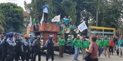 Buntut Dewan Tabrak Buruh, Kantor DPRD Cilegon Dikepung Aksi Demo Serikat Pekerja