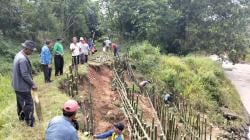 Hujan Deras, Saluran Air Cijengkol Desa Pringkasap Longsor