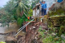 Longsor Ancam 5 Rumah Warga dan Robohkan Kandang Ternak di Kuningan
