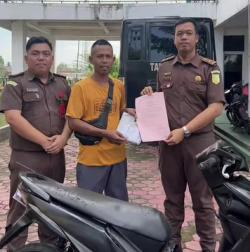 Eksekusi Putusan Tetap, Kejari Pringsewu Serahkan Motor kepada Korban