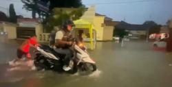 Hujan Deras Bikin Kota Rangkasbitung Banjir! Jalan Protokol dan Kantor Pemerintahan Ikut Tergenang