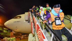 Syal Khas Kaltim Sambut Kedatangan Jemaah Haji Kloter Pertama di Bandara SAMS Sepinggan