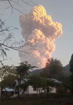 Gunung Lewotobi Laki-Laki Kembali Meletus Tinggi Kolom Abu Mencapai 10 KM Terlihat Sampe Kupang
