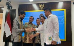 Momen Jabat Tangan Gubernur Aceh dan Sumut: Muzakir Manaf Tersenyum, Bobby Memegang Map Putih