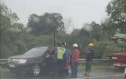 Ngeri! Mobil MPV Alami Aquaplaning saat HUjan Deras, Tabrak Truk di Tol Cijago Depok