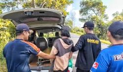 Petugas Damkar Palangka Raya Evakuasi Pria Diduga Alami Gangguan Jiwa yang Bawa Sajam