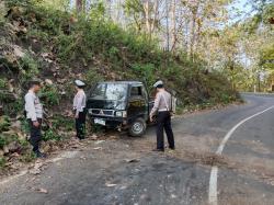 Angkut Pekerja Tembakau, Pikap Tabrak Tebing Hingga Terguling di Kawasan Arak - arak