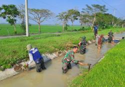 Jelang Musim Tanam, Petani Dan Anggota Koramil Penawangan Bersihkan Saluran Irigasi Desa Kramat
