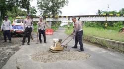 Peduli Keselamatan Warga, Polisi Turun Tangan Tambal Jalan Rusak di Kota Banjar