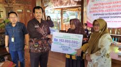 Pemkab Banyumas Lindungi Penderes Kelapa Lewat BPJS Ketenagakerjaan