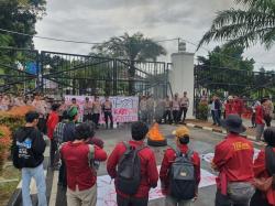 Plh Kadisdikbud Sebut Warga Tangerang  Kampungan, Kantor Gubernur Banten Digeruduk Massa Aksi