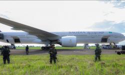 FOTO: Detik-detik Anggota TNI Evakuasi Jemaah Haji dari Pesawat Saudi Airlines Yang Diancam Bom