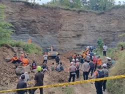 BREAKINGNEWS : Tebing Eks Galian C di Argasunya Cirebon Longsor, Dua Penambang Pasir Tertimbun